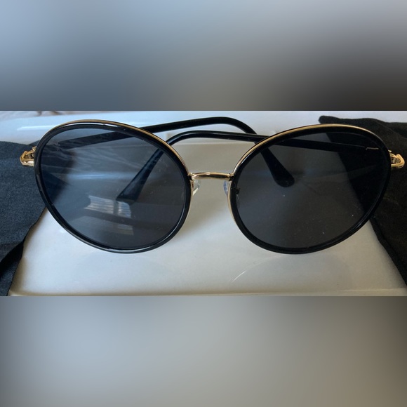 Vintage 90’s gold black rimmed sunglasses - Picture 6 of 7